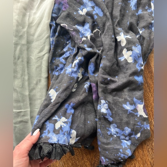 NEW Scarf Bundle. 3 Scarves Never Worn - Picture 6 of 6